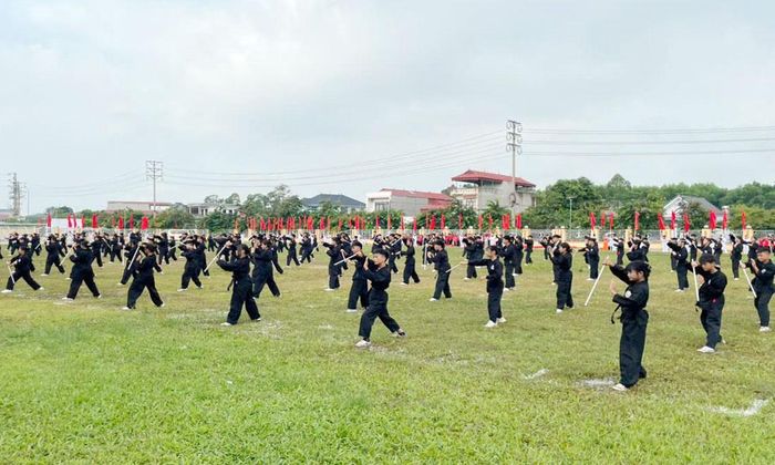  Học sinh Trường Trung học cơ sở Hoàng Hoa Thám biểu diễn võ sáo tại lễ khai mạc. 