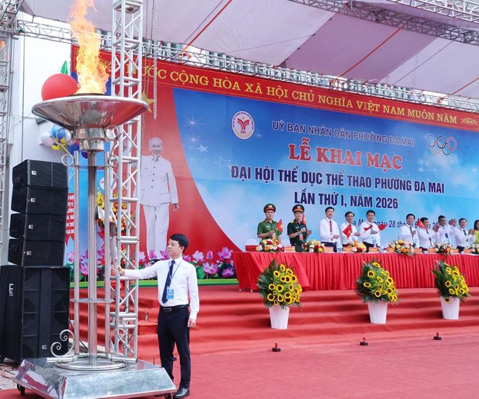  Đồng chí Dương Ngọc Chiên, Bí thư Đảng ủy, Chủ tịch HĐND phường Đa Mai thắp sáng đài lửa Đại hội. 