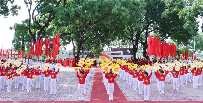  Màn đồng diễn rực rỡ chào mừng Đại hội. 