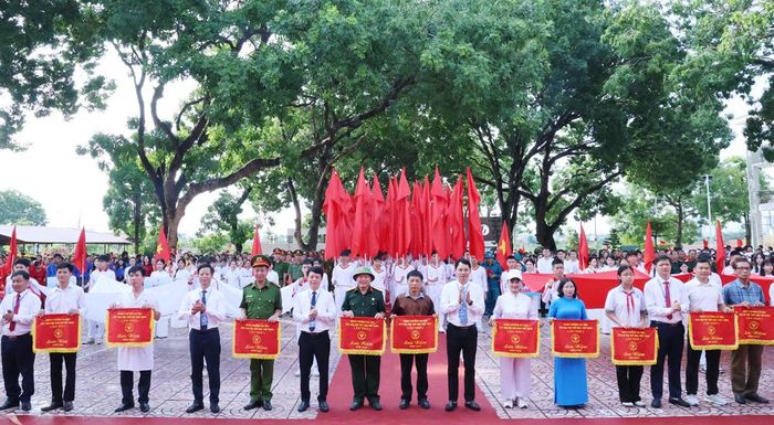  Các đại biểu trao cờ lưu niệm cho các đoàn tham gia Đại hội. 