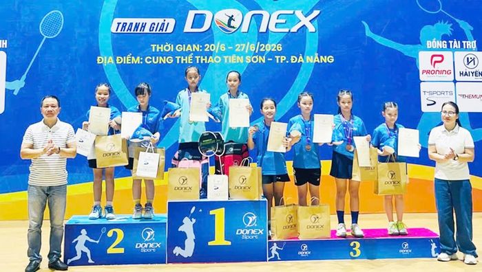  Cặp vận động viên Trần Bảo Nhi/Thân Huyền Trang trên bục nhận Huy chương Vàng nội dung đôi nữ U11. 