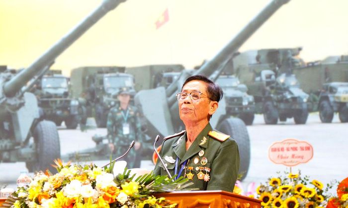  Thiếu tá Nguyễn Thế Bổn phát biểu tại buổi gặp mặt. 