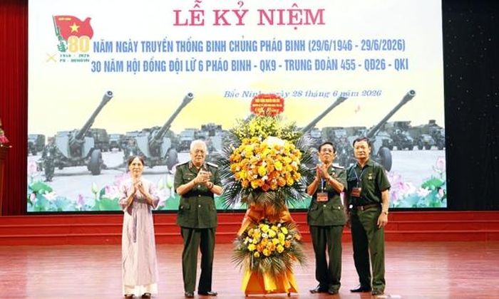  Thiếu tướng Nguyễn Văn Côn tặng hoa chúc mừng Ban liên lạc. 