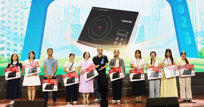 Ban Tổ chức trao quà cho các gia đình trong chương trình bốc thăm trúng thưởng. 