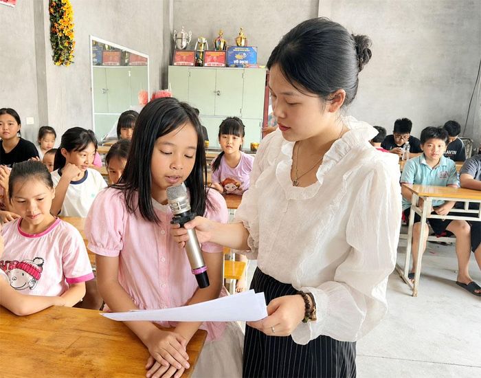  Chi đoàn Thanh niên thôn Tiên Trà (xã Yên Phong) tổ chức giáo dục kỹ năng sống cho thiếu nhi. 