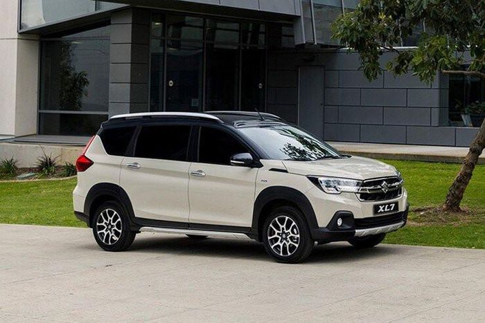 Cụm đèn pha LED và lưới tản nhiệt thiết kế mới trên Suzuki XL7 Hybrid 2026.