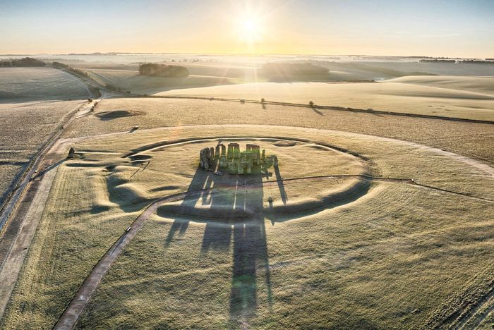 Stonehenge lúc rạng đông trên đồng bằng Salisbury. Ảnh: Chris Gorman/Getty Images
