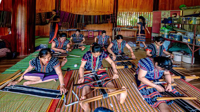 Ngôi nhà cộng đồng trở thành nơi trình diễn, lưu giữ và truyền dạy nghề dệt thổ cẩm cho thế hệ trẻ.