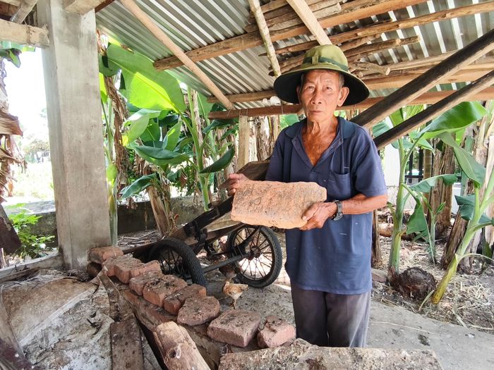Mỗi viên gạch Chăm còn lại ở Đồng Dương đều như một mảnh ghép của lịch sử, chờ được giải mã trong hành trình đánh thức di sản ngàn năm. Ảnh: T.S