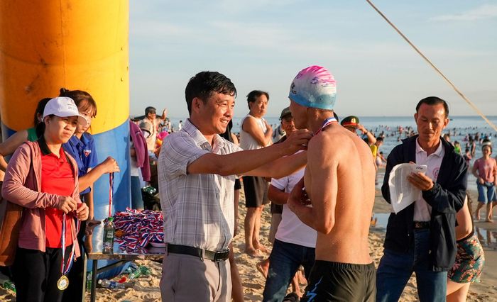 UBND phường Quảng Phú trao huy chương động viên khi các vận động viên hoàn thành cự ly thi đấu. Ảnh: HỒ QUÂN
