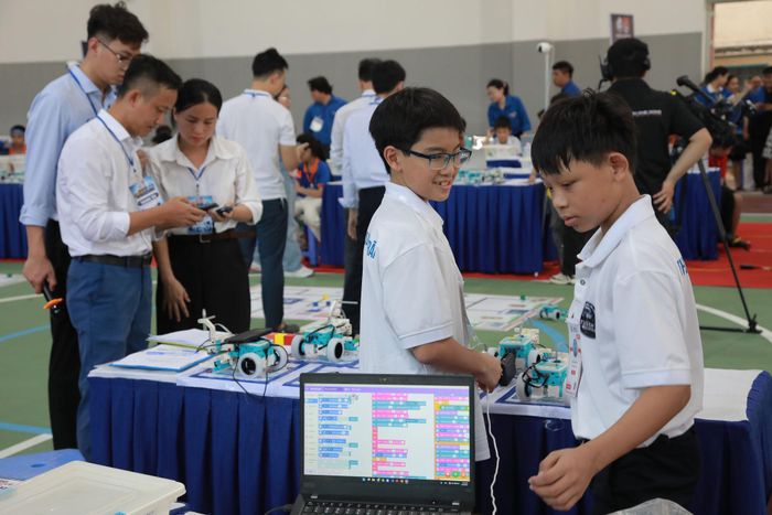 Các robot đều được lập trình và tự động thực hiện nhiệm vụ theo yêu cầu. Ảnh: ĐẮC MẠNH