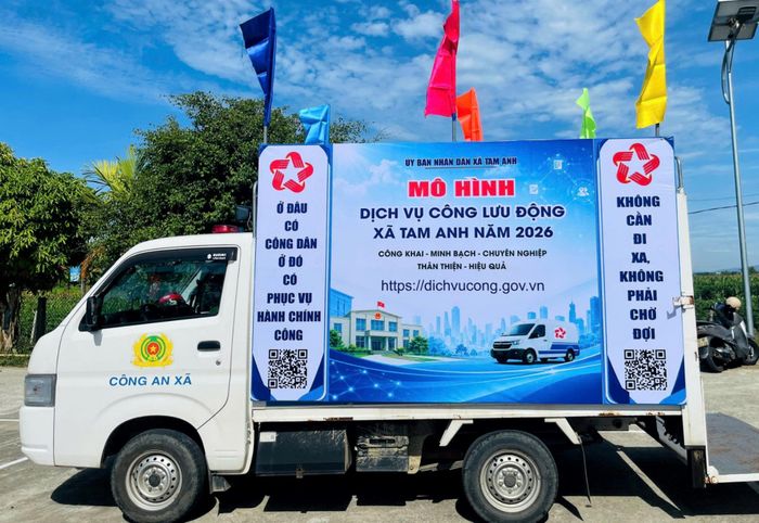 Xe lưu động đến từng ngõ nhà dân tuyên truyền về mô hình “Dịch vụ công lưu động”, thông báo thời gian hoạt động mô hình. Ảnh: ALĂNG NGƯỚC