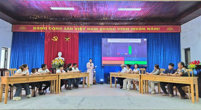 Các gia đình tham gia hội thi “Gia đình - gắn kết tri thức số”. Ảnh: QUỐC TUẤN