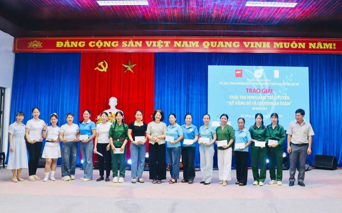 Trao giải cuộc thi minigame trực tuyến “Kỹ năng số và gia đình an toàn” số thứ 1 và thứ 2. Ảnh: QUỐC TUẤN