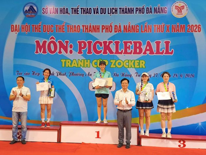 Ban tổ chức trao giải cho các vận động viên xuất sắc nội dung đơn nữ. Ảnh: THÀNH DANH