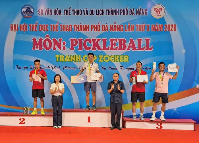 Ban tổ chức trao giải cho các vận động viên xuất sắc nội dung đơn nam. Ảnh: THÀNH DANH