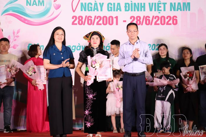 Ban Tổ chức trao Giấy chứng nhận cho tác phẩm đạt giải Nhất Cuộc thi Ảnh đẹp gia đình năm 2026. 