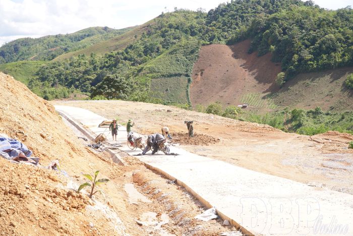 Dự án ổn định dân cư vùng có nguy cơ sạt lở tại bản Pá Chuông - Pá Dên, xã Na Son đã hoàn thành 95%.