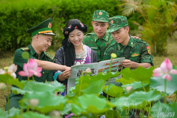 Không gian bình yên bên hồ sen trở thành điểm sinh hoạt ý nghĩa, nơi cán bộ, chiến sĩ và người dân cùng giao lưu, gắn kết tình quân - dân.