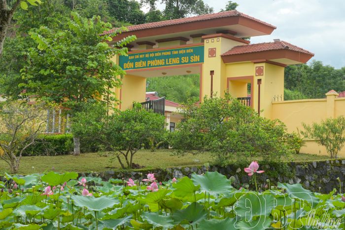 Hồ sen rộng khoảng 300m² nằm bên cổng Đồn Biên phòng Leng Su Sìn.