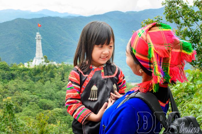 Người dân Sín Thầu lưu giữ những khoảnh khắc bên cột cờ A Pa Chải.