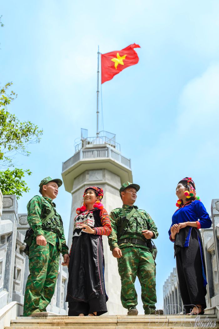 Chiến sĩ biên phòng cùng người dân Sín Thầu bên cột cờ A Pa Chải.
