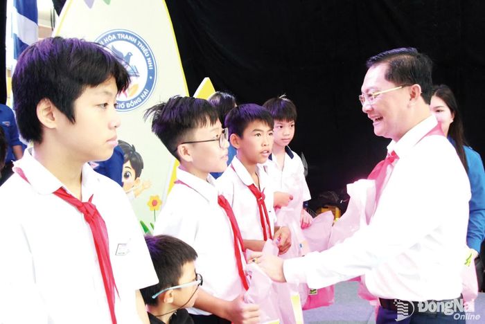Đồng chí Hà Anh Dũng, Ủy viên Ban Thường vụ Thành ủy, Phó Chủ tịch Thường trực Ủy ban MTTQ Việt Nam thành phố Đồng Nai trao quà cho các em thiếu nhi tại Lễ khai mạc hè và Lễ hội Thiếu nhi Đồng Nai lần thứ I-2026.