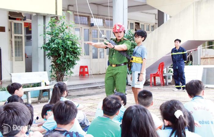 Giảng viên Trường đại học Phòng cháy, chữa cháy (cơ sở 3 ở xã An Phước) hướng dẫn các em thiếu nhi kỹ năng thoát hiểm và sử dụng bình bột chữa cháy trong chương trình