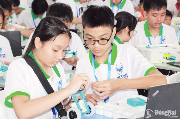 Các em thiếu nhi tham gia Cuộc thi Robotics và Ngày hội STEM do Thành đoàn, Sở Giáo dục và Đào tạo, Sở Khoa học và Công nghệ, Trường cao đẳng Công nghệ và Quản trị Sonadezi phối hợp tổ chức.