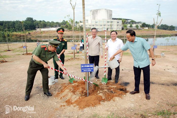 Các đồng chí lãnh đạo thành phố Đồng Nai và địa phương thực hiện trồng cây xanh tại Khu du lịch Suối Cam, phường Bình Phước. Ảnh: Trương Hiện