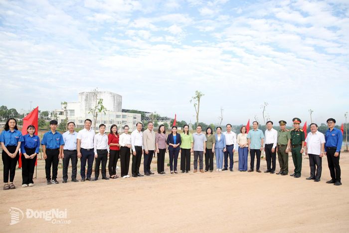 Lãnh đạo thành phố Đồng Nai chụp hình lưu niệm với các đại biểu tham dự lễ phát động trồng cây tại Khu du lịch Suối Cam, phường Bình Phước. Ảnh: Trương Hiện