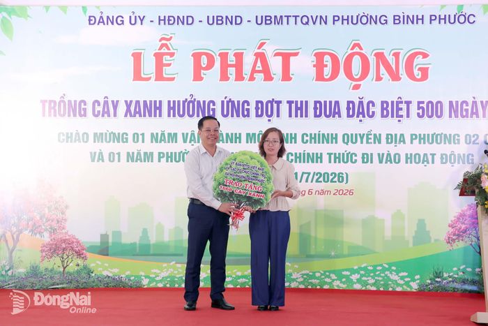 Khối MTTQ và đoàn thể phường tài trợ cây xanh tại lễ phát động. Ảnh: Trương Hiện
