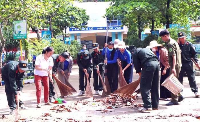 Cán bộ, chiến sĩ Trung đoàn Cảnh sát cơ động số 9 và địa phương ra quân dân vận trên tuyến đường trung tâm. Ảnh: Nguyệt Hà