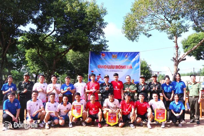 Đại diện đơn vị và địa phương trao tặng cờ lưu niệm cho các đội bóng đá giao hữu trong chương trình dã ngoại làm dân vận. Ảnh: Nguyệt Hà