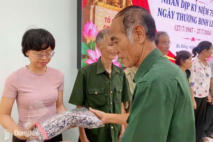 Các mạnh thường quân và tổ chức hội trao tặng gia đình liệt sĩ quà nhân kỷ niệm 79 năm Ngày Thương binh liệt sĩ. Ảnh: ĐVCC
