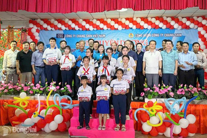 Con công nhân Công ty TNHH Chang Shin Việt Nam (phường Tân Triều) được tuyên dương tại buổi lễ. Ảnh: CĐCC