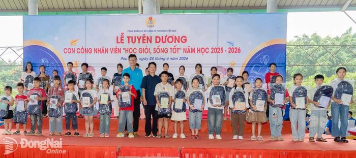 Con công nhân lao động Công ty TNHH Pou Sung Việt Nam (xã An Viễn) được tuyên dương tại buổi lễ. Ảnh: CĐCC