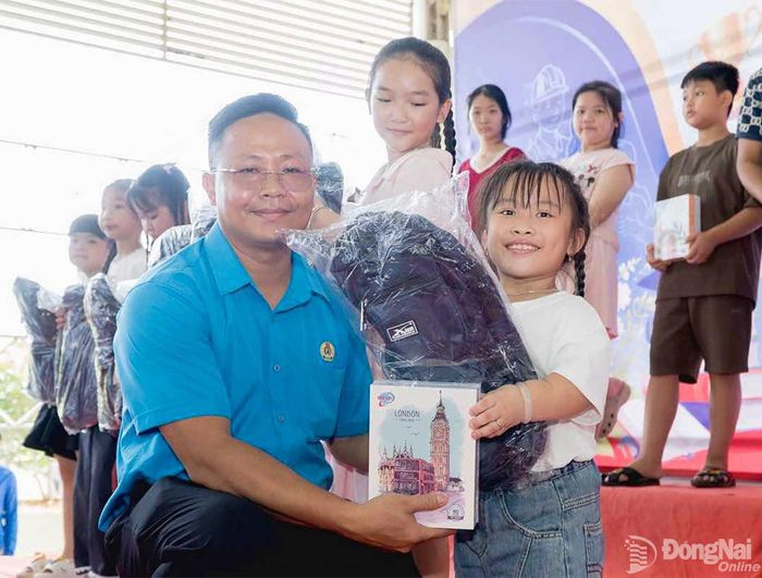 Con công nhân lao động Công ty TNHH Pou Sung Việt Nam (xã An Viễn) được tuyên dương tại buổi lễ. Ảnh: CĐCC
