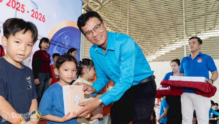 Con công nhân lao động Công ty TNHH Pou Sung Việt Nam (xã An Viễn) được tuyên dương tại buổi lễ. Ảnh: CĐCC