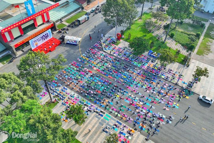 Chuyên gia yoga đến từ Ấn Độ cùng Liên đoàn Yoga Đồng Nai cùng hội viên, vận động viên đồng diễn theo Giao thức Yoga quốc tế. Ảnh: LĐCC