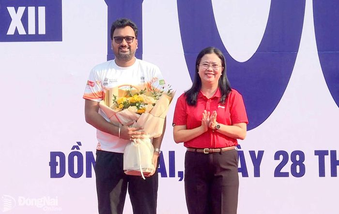 Thành ủy viên, Giám đốc Sở Văn hóa, Thể thao và Du lịch thành phố Lê Thị Ngọc Loan (phải) tặng hoa ông Tushar Garg, Phó Tổng lãnh sự Ấn Độ tại Thành phố Hồ Chí Minh. Ảnh: Nhất Phương