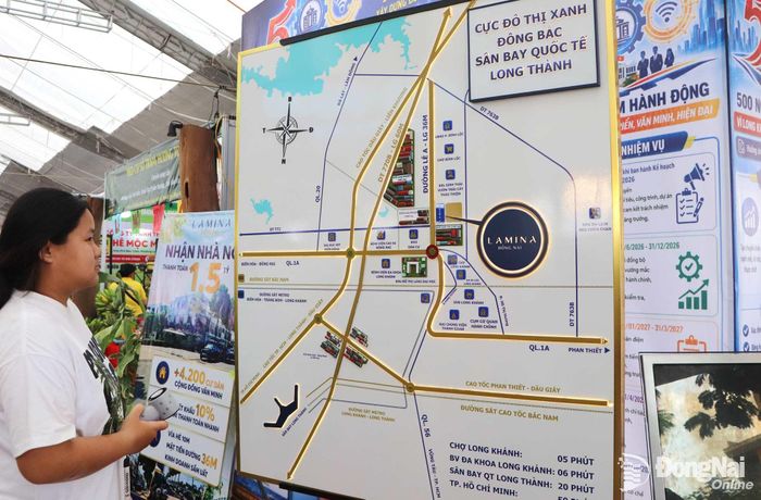 Bản đồ giới thiệu vị trí và những tiềm năng, lợi thế phát triển của Long Khánh được trưng bày tại lễ hội. Ảnh: Ngọc Liên
