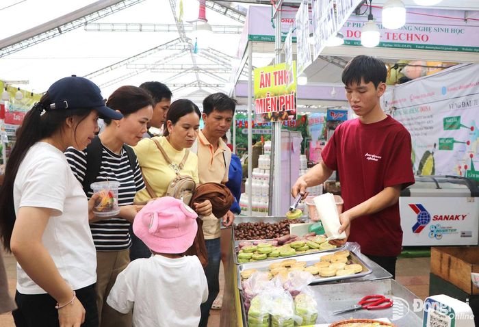 Hạt dẻ và một số loại bánh tại gian hàng của tỉnh Cao Bằng thu hút khá đông du khách. Ảnh: Ngọc Liên
