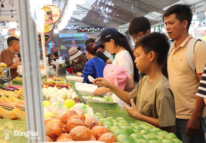 Gian hàng bánh dân gian miền Tây gây chú ý bởi sự bắt mắt về màu sắc và hương vị thơm ngon. Ảnh: Ngọc Liên