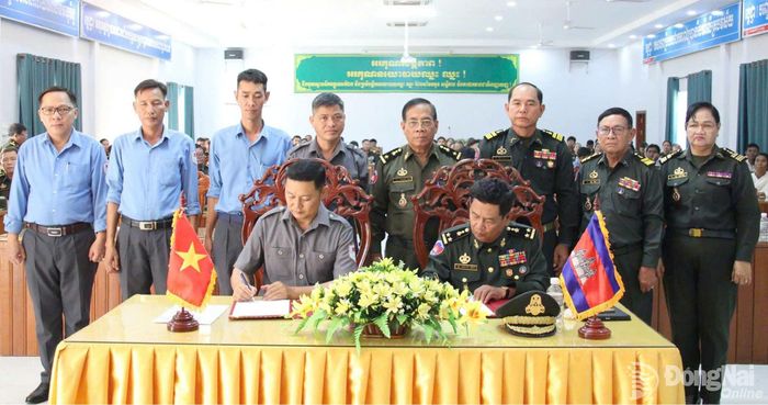 Đại diện phía bạn Vương quốc Campuchia và phía Việt Nam ký biên bản bàn giao hài cốt liệt sĩ sau khi tìm kiếm chuẩn bị hồi hương về Tổ quốc truy điệu, an táng. Ảnh: ĐVCC