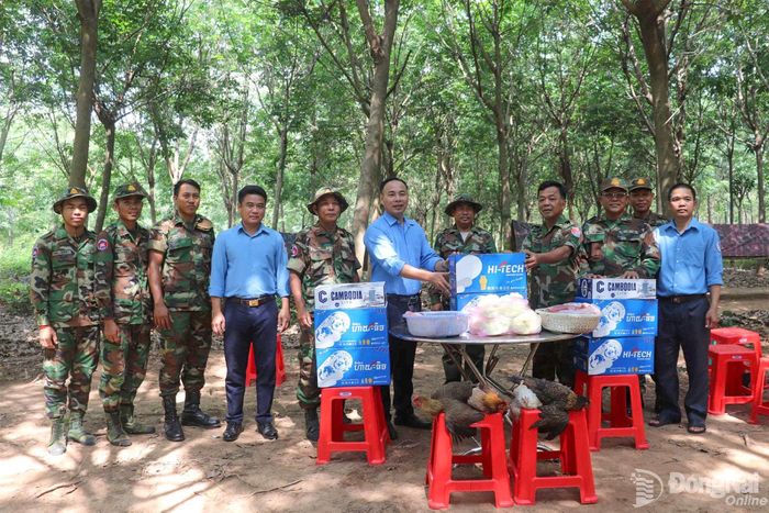 Quá trình đội thực hiện nhiệm vụ được đón nhận sự quan tâm của phía bạn Campuchia. Trong ảnh: Đại diện lực lượng hiến binh Quân đội Hoàng gia Campuchia tỉnh Kampong Thom thăm, trao thực phẩm hỗ trợ Đội K72, Bộ Chỉ huy Quân sự thành phố Đồng Nai. Ảnh: ĐVCC