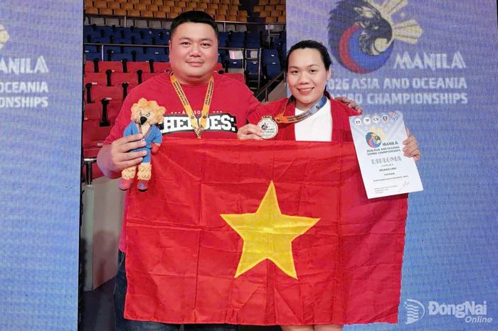 VĐV Hoàng Bùi Thúy Linh (phải) giành huy chương bạc hạng cân dưới 80kg nữ tại Giải vô địch Sambo châu Á và châu Đại Dương năm 2026. Ảnh: ĐVCC