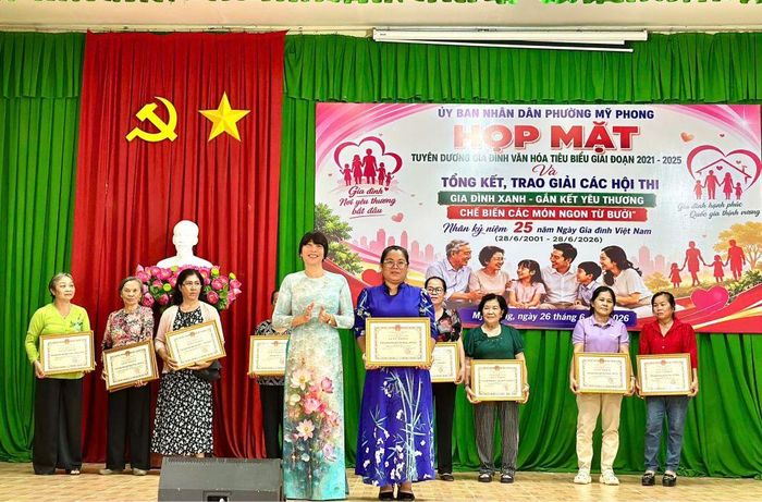 Đồng chí Lê Thị Bé Phượng, Bí thư Đảng ủy, Chủ tịch HĐND phường Mỹ Phong trao Giấy khen đại diện các gia đình đạt thành tích cao từ Hội thi “Gia đình Xanh - Gắn kết yêu thương” và “Món ngon từ bưởi”. 