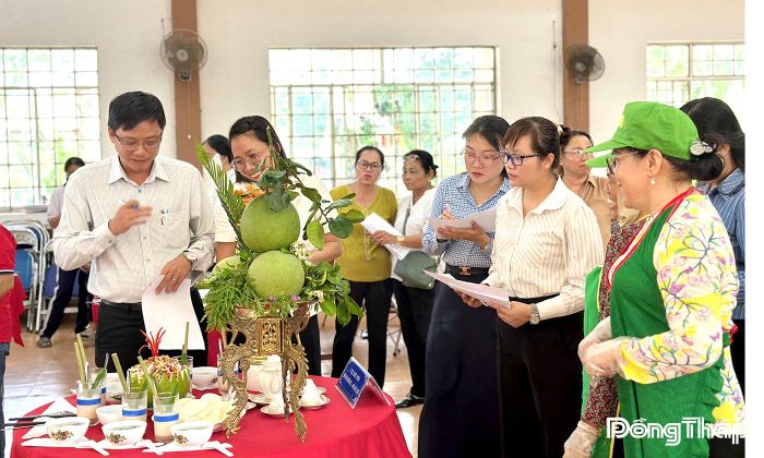 Hội thi “Món ngon từ bưởi”, không chỉ mang đến không khí rộn ràng của những phần thi, mà còn mở ra một không gian kết nối, nơi các gia đình cùng gặp gỡ, sẻ chia kinh nghiệm giữ gìn tổ ấm, vun đắp tình thân và lan tỏa lối sống xanh trong cộng đồng.