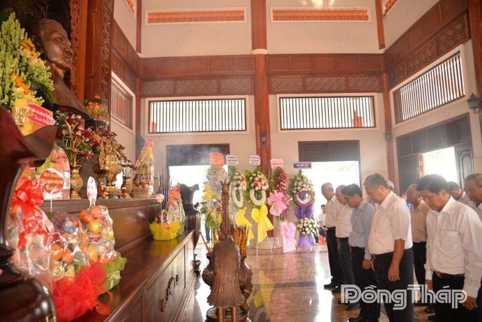 Lãnh đạo xã Tân Phú và các xã, phường lân cận dâng hương tưởng nhớ và bày tỏ lòng biết ơn sâu sắc đối với đồng chí Phan Văn Khỏe. Ảnh: HÀ NAM